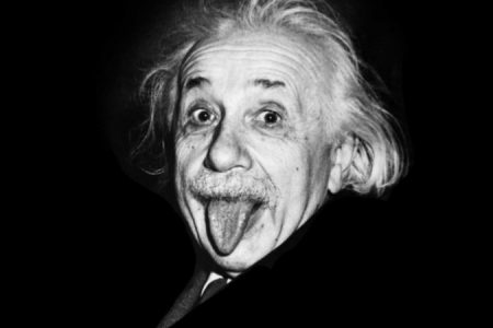 Альберт Эйнштейний гар бичмэлүүдийг дэлгэлээ